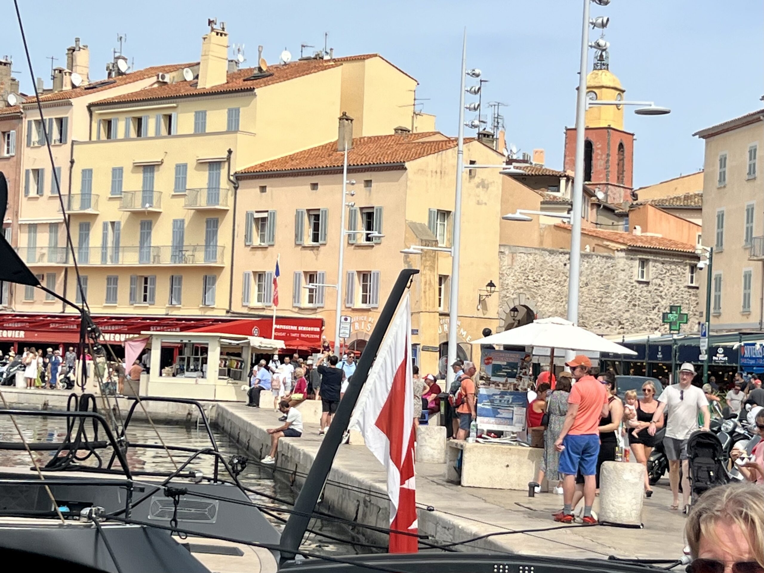 4 sjarmerende steder langs den franske riviera. Saint-Tropez' yrende forlkeliv