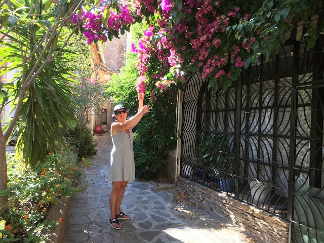 Bilde av meg under overhengende blomsterprakt i Grimaud