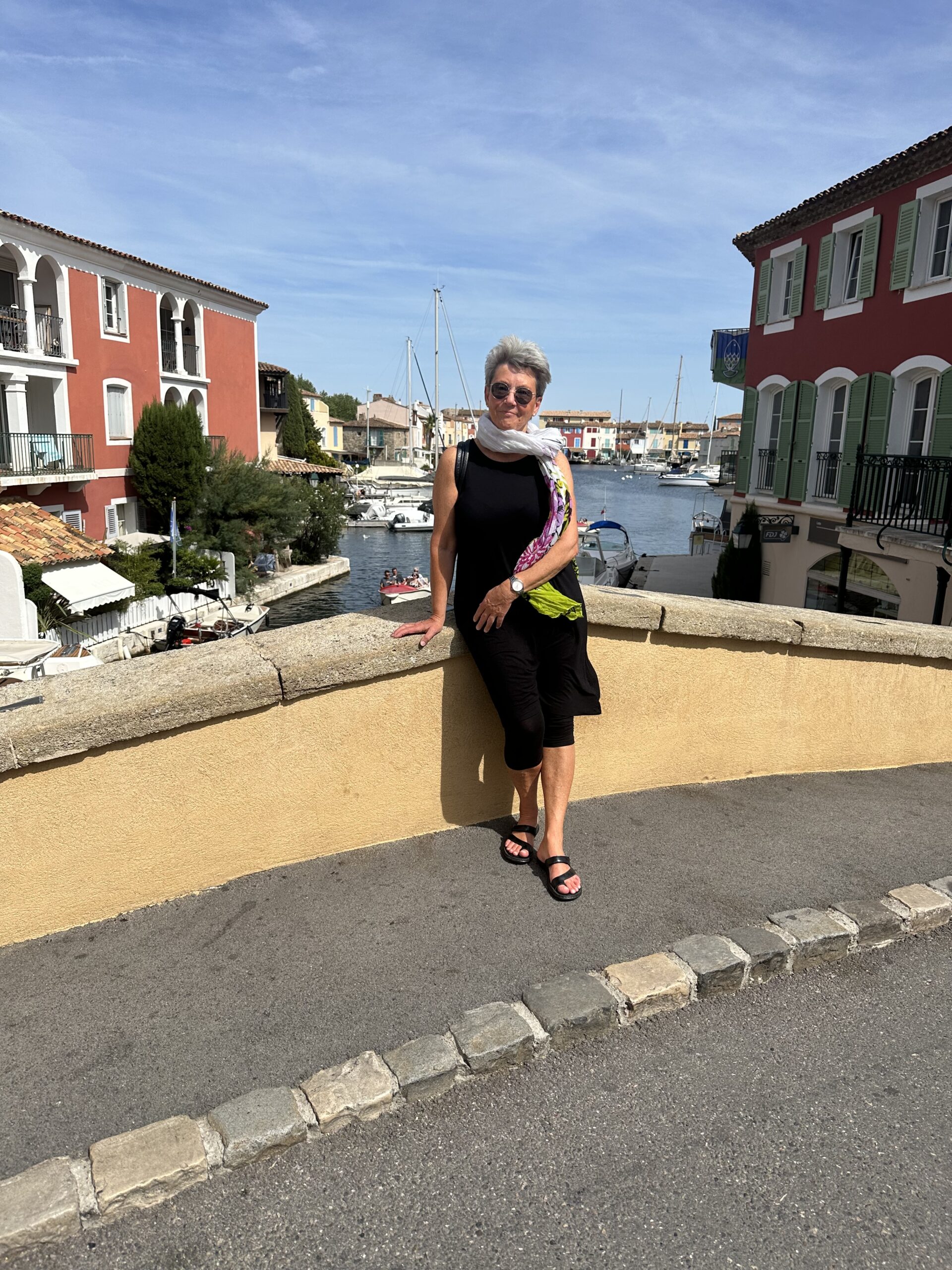 Jeg står på brien inn til Port Grimaud
