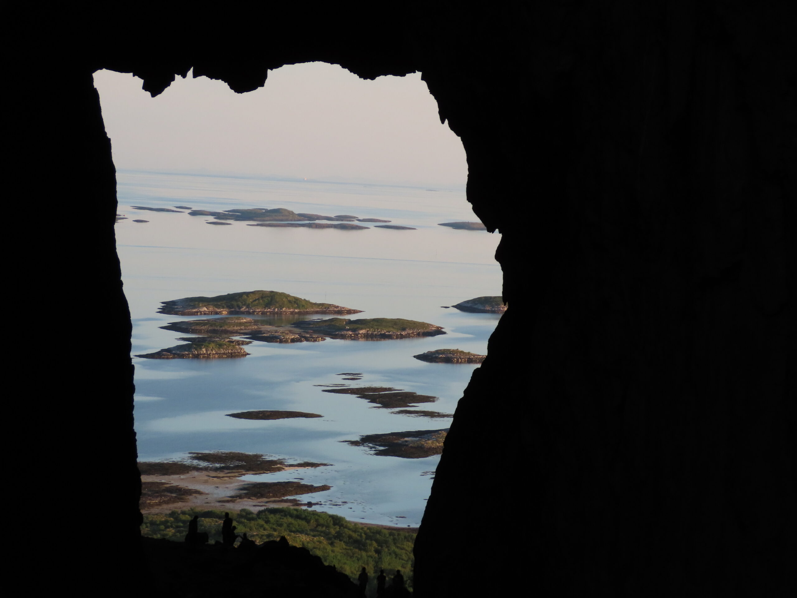 Torghatten - det spektakulære fjellet med hull tvers gjennom. Ret på innsiden av hullet.