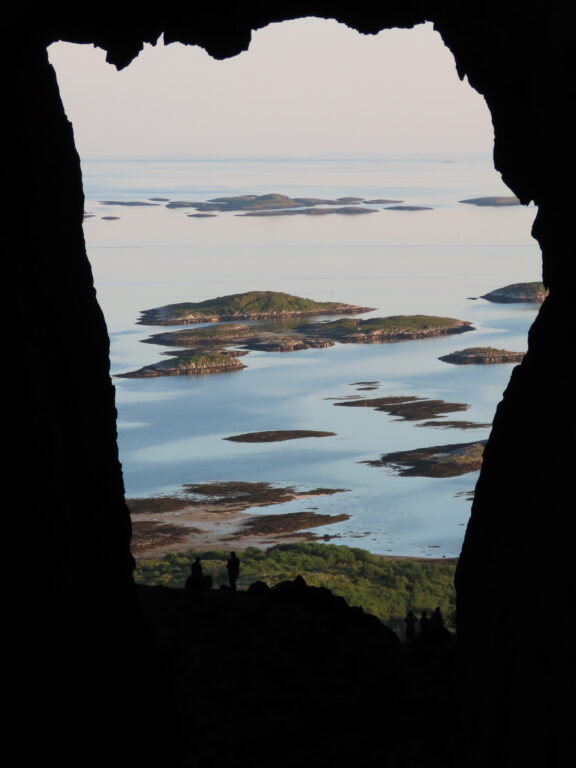 Vakkert skue ut av hullet i fjellet - Torghatten