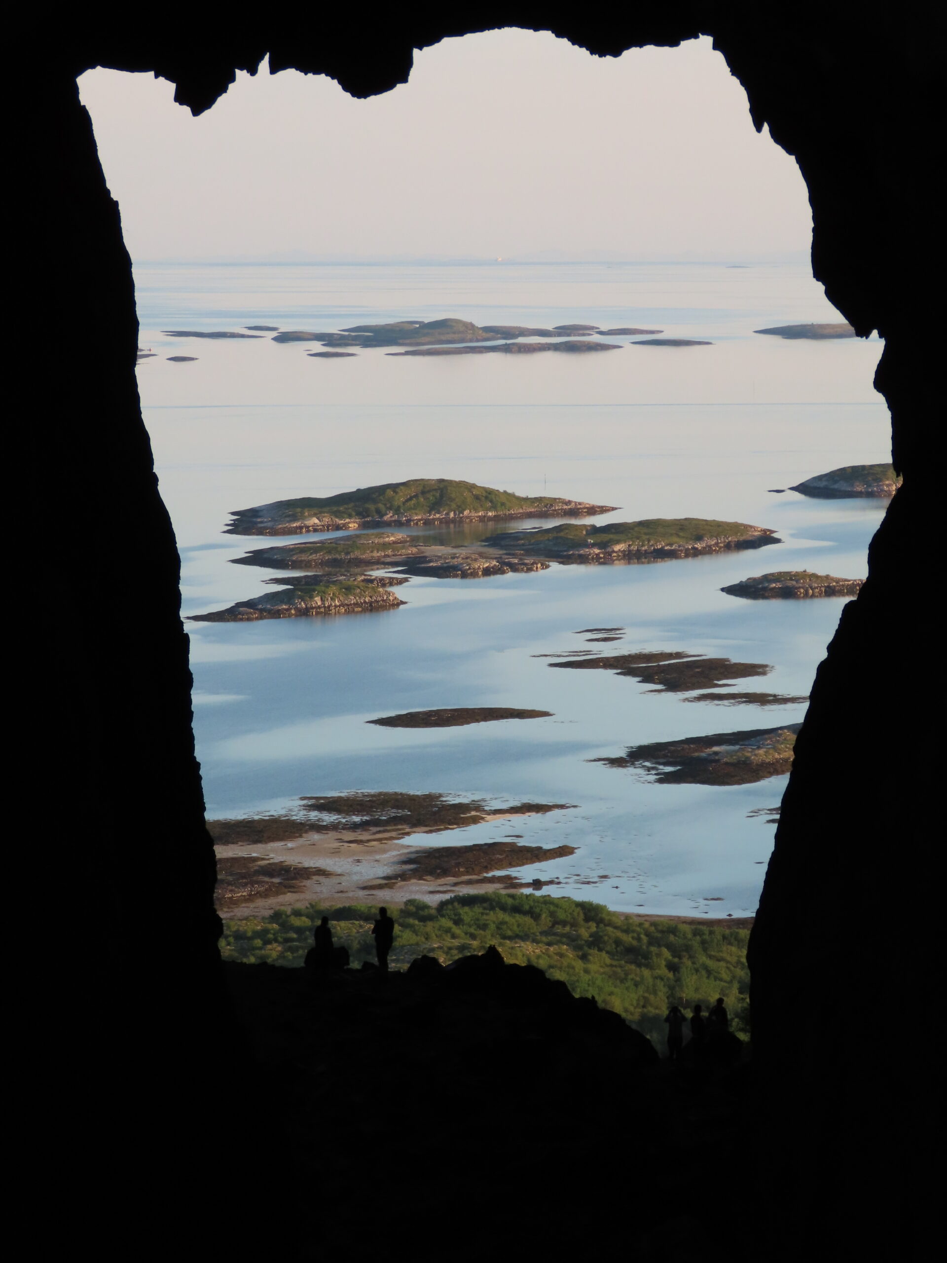 Vakkert skue ut av hullet i fjellet - Torghatten