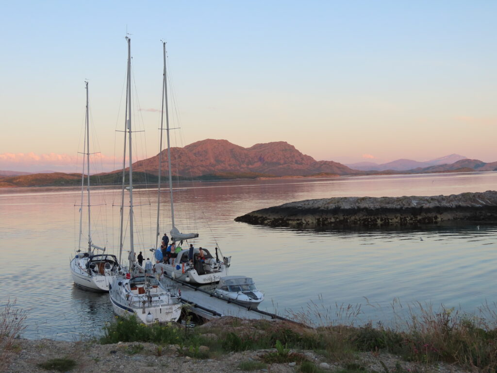 Torghatten – spektakulært fjell med hull tvers gjennom Utsikt fra campingplassen