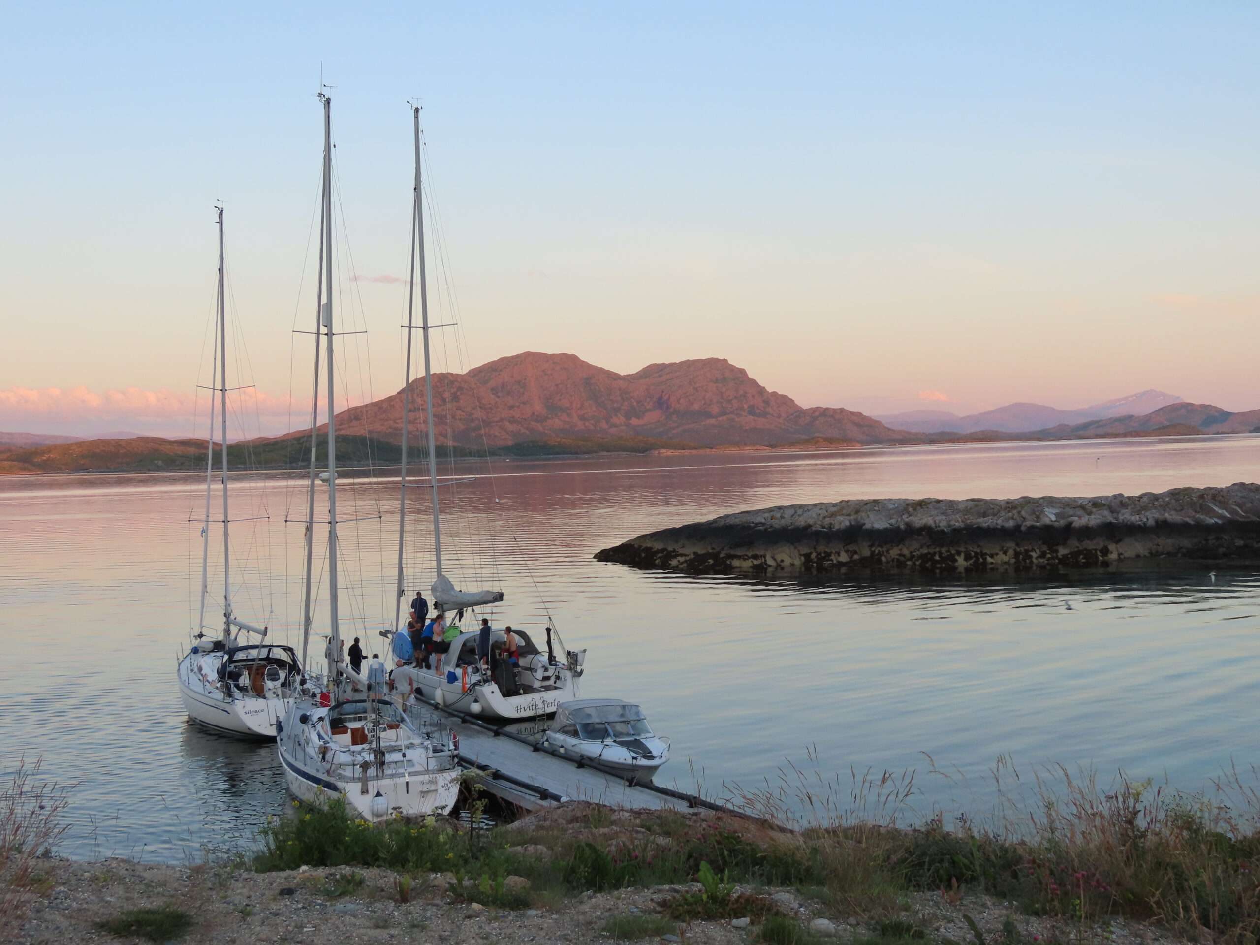 Torghatten – spektakulært fjell med hull tvers gjennom Utsikt fra campingplassen