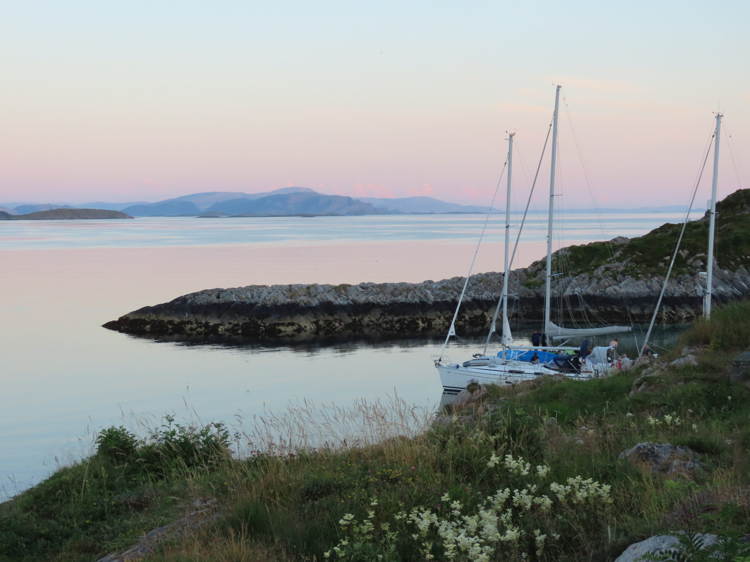 Torghatten – spektakulært fjell med hull tvers gjennom. Utsikten fra bobilplassen