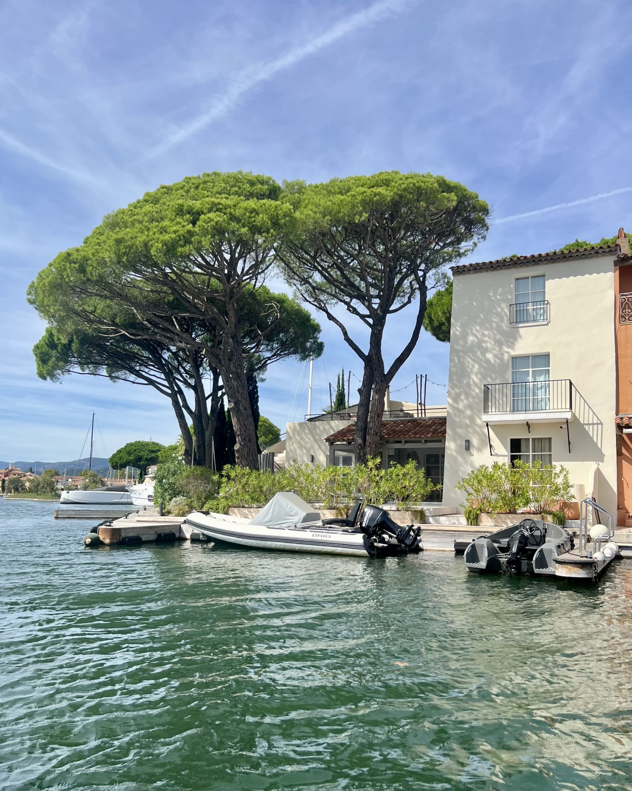 Parasollfuru i kanelen i Port Grimaud