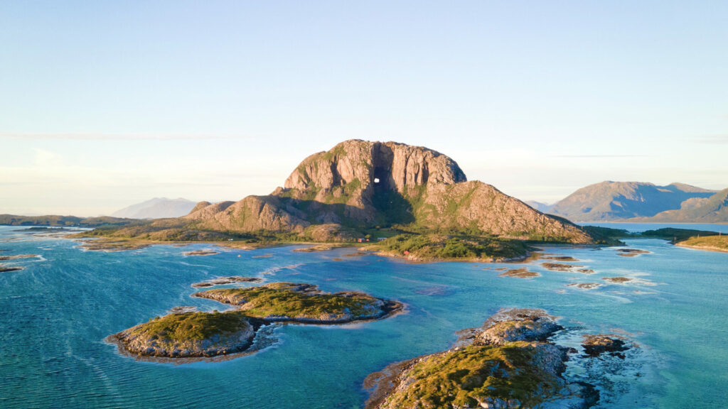 Torghatten - fjellet med hull tvers gjennom. Sett fra sjøsiden. Foto: Visit Helgeland