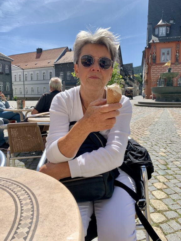 Ta deg tid til en kaffe og is på markesplassen