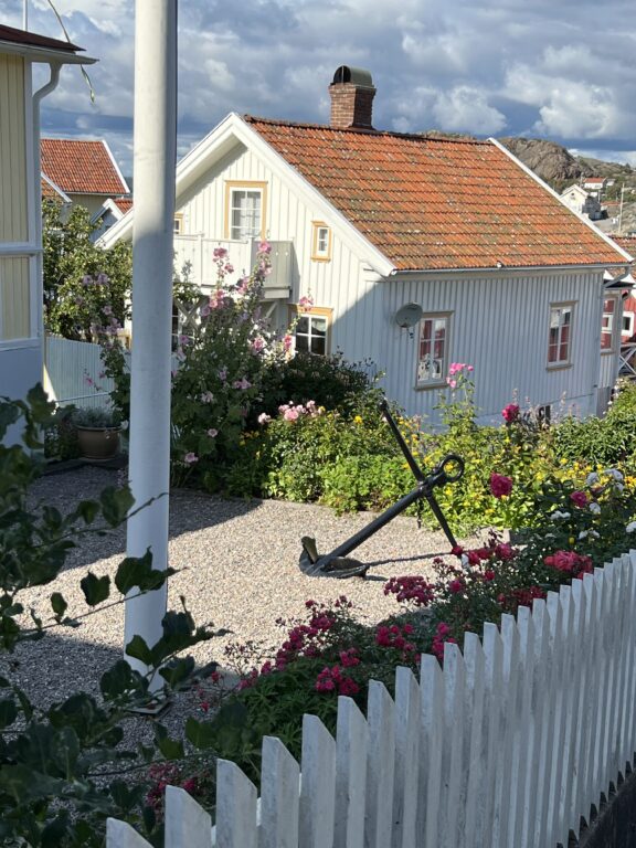 Koselig bebyggelse med sommerblomster på Skäftö