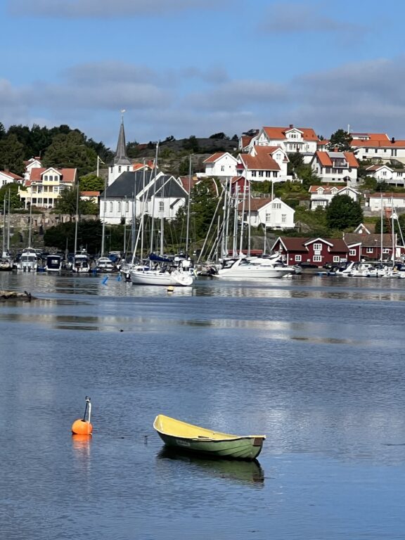 Opplev Fiskebäckskil – ferieidyllen sør for Lysekil. Utsyn mot den andre siden av broen til Fiskebäckskil