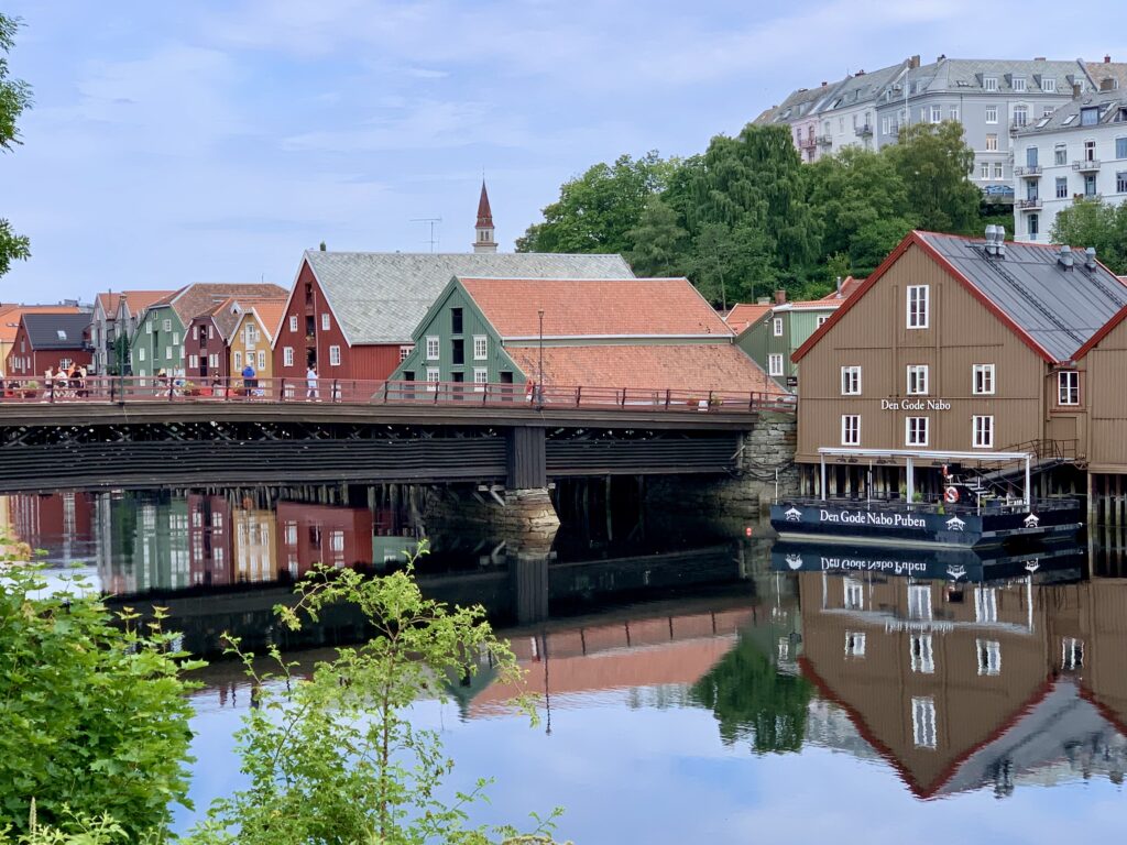 Bebyggelsen speiler seg i elven som renner under bybroen