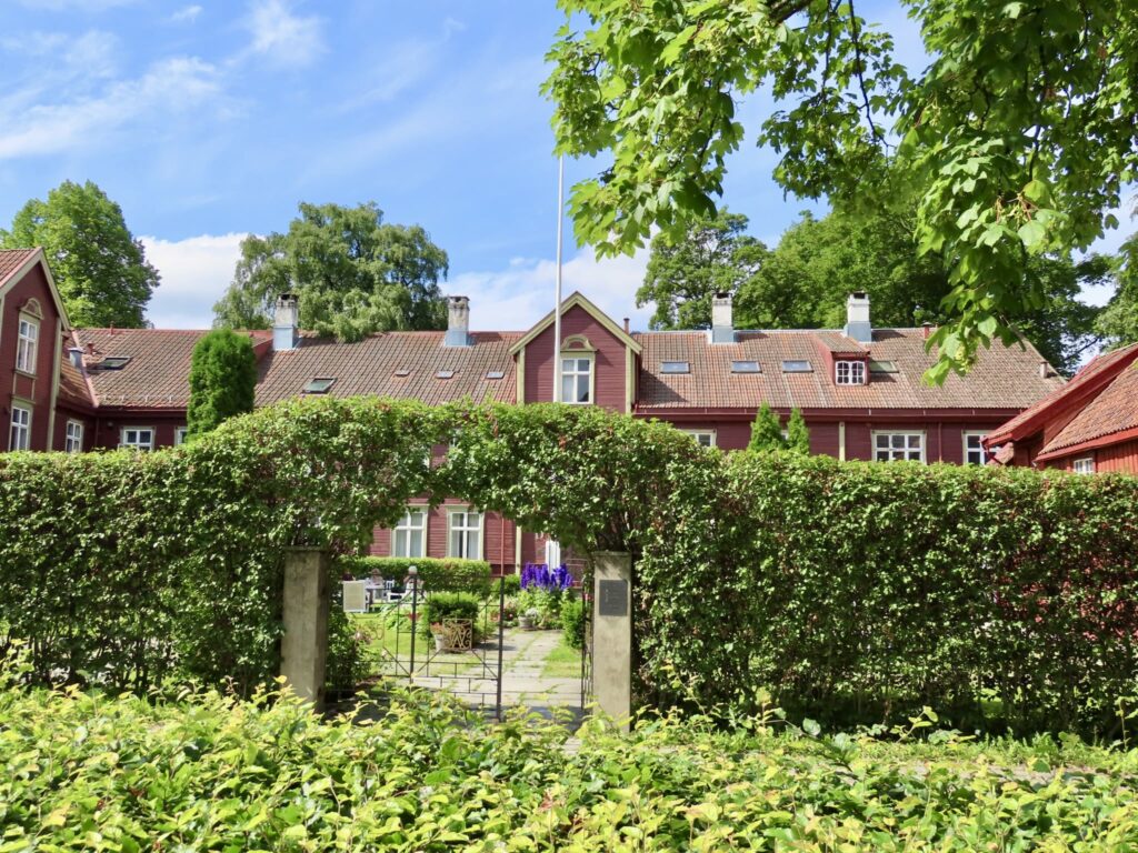 Waisenhuset sett utenfor hekken