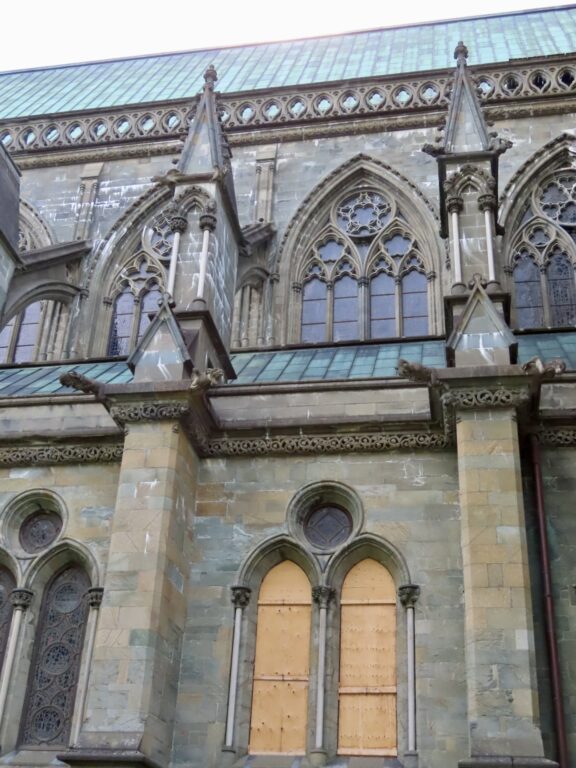 Nidarosdomen – Norges nasjonalhelligdom og eneste katedral - eksteriørmessige detaljer