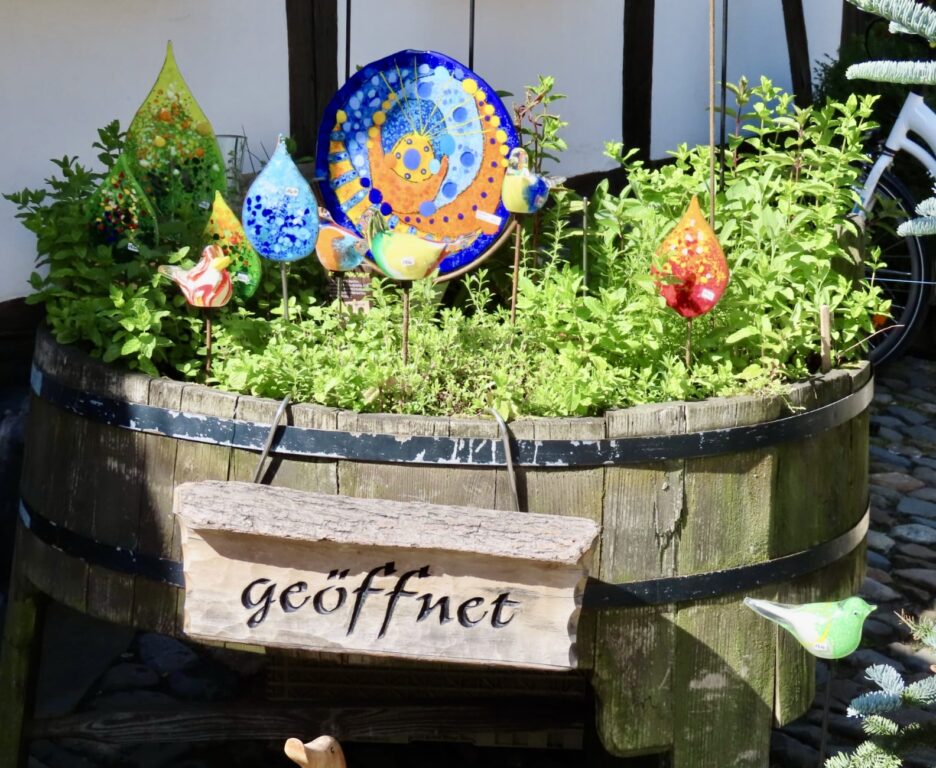 Koselig blomsterdetalj utenfor en butikk - Goslar