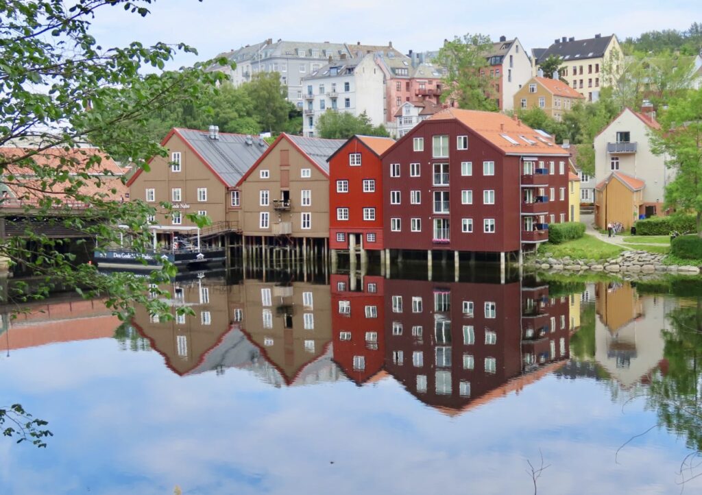 Sjarmerende bebyggelse som ses fra bybroen - Trondheim