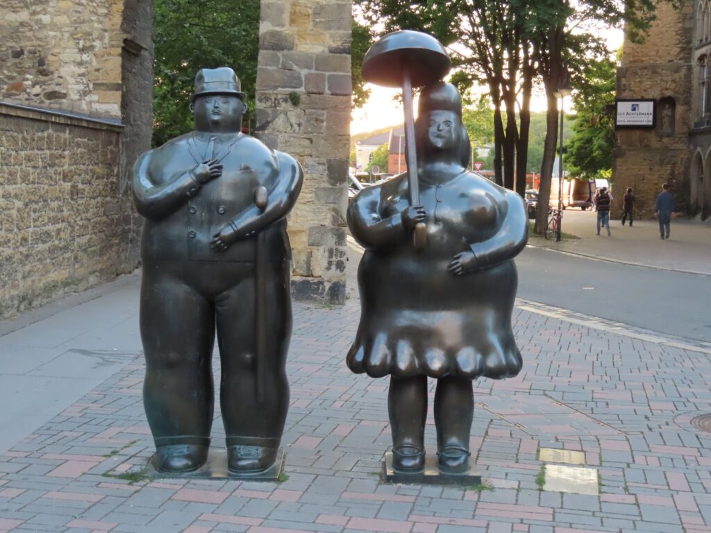 Skulptur - mann med stokk og frue med paraply - Goslar
