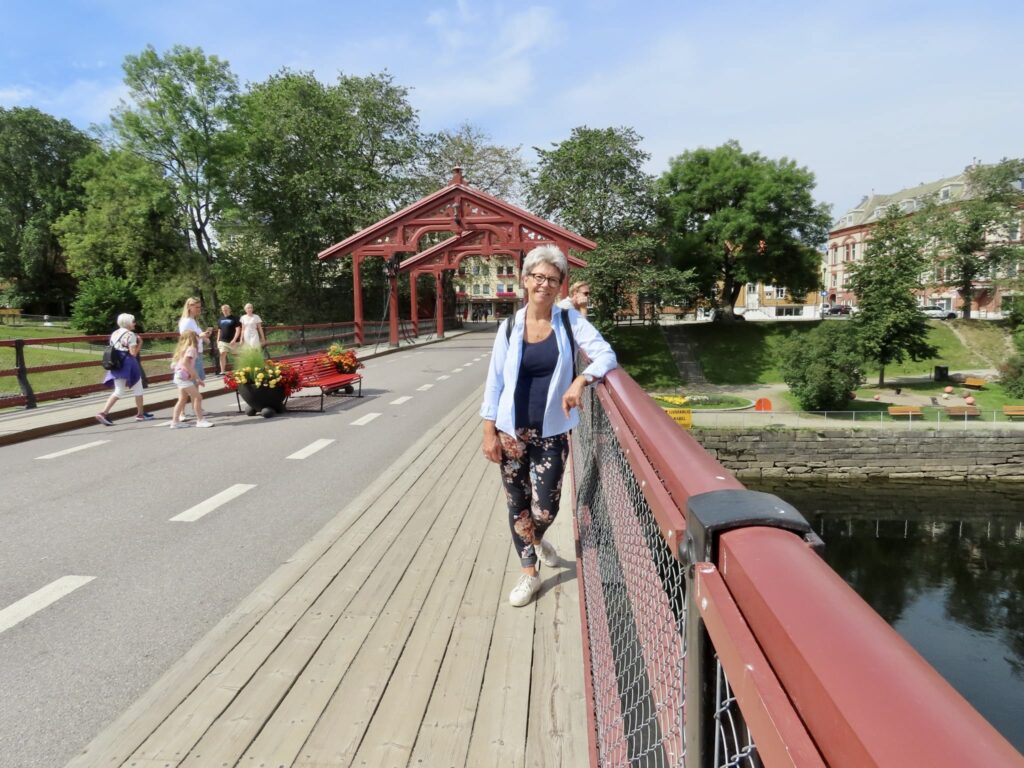 Stemningsfult å ta inn inntrykkene over bybroen i Trodheim