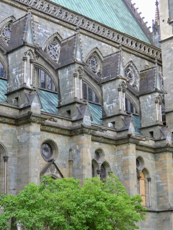 Nidarosdomen – Norges nasjonalhelligdom og eneste katedral - fantastiske detaljer på eksteriøret