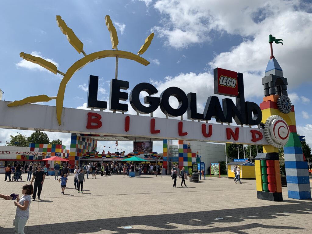 Inngangen til Legoland i Billund ønsker oss velkommen til en eventyrlig dag i Danmark