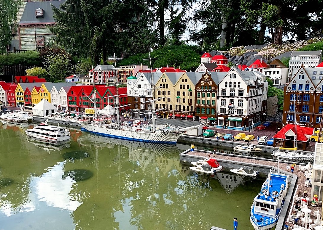 Miniland - Bergen oppført i legoklosser