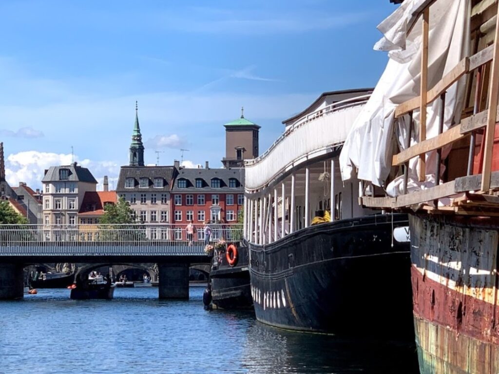Båter langs kaien i København