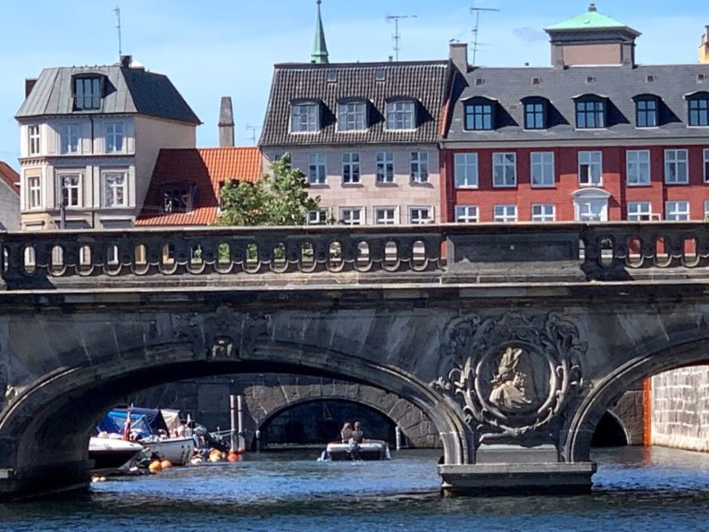 Kanalbåten i København på vei under marmorbroen