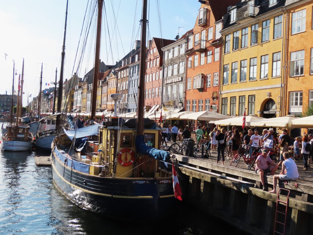 Nyhavn med fargerike hus og båter ved kai