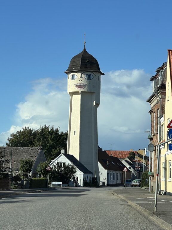 Sakskøbing med sitt smilende vanntårn ønsker oss velkommen til byen