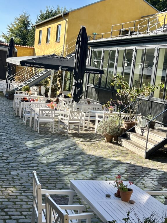 Oversiktsbilde av bakgården til kafeen og hotellet