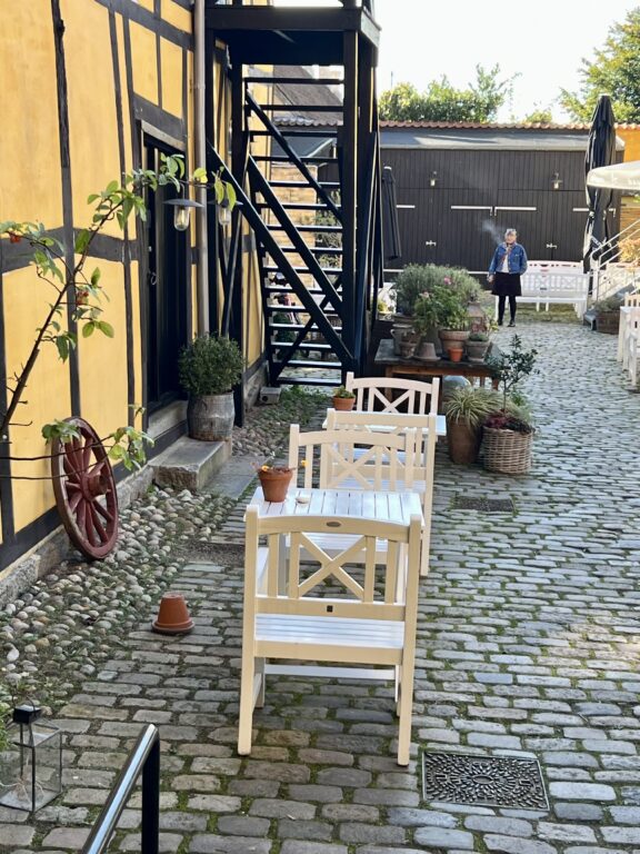 Bakgården til hotellet og kafeen