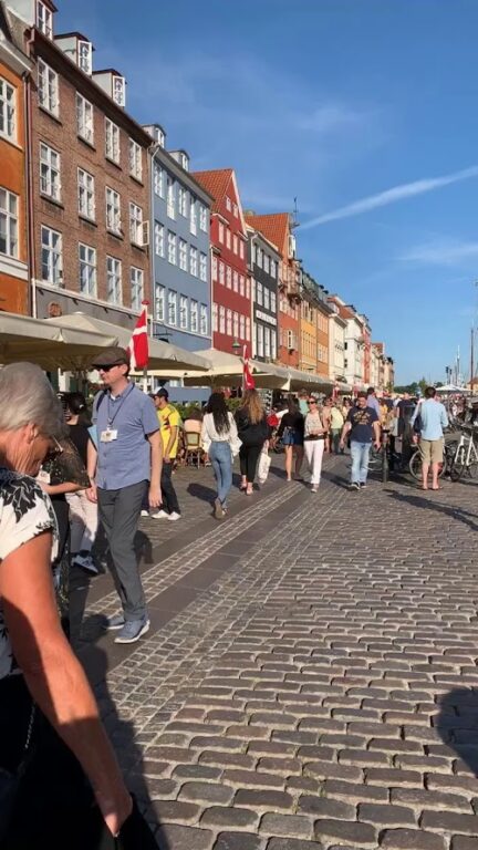 Gatelivet i Nyhavn, København