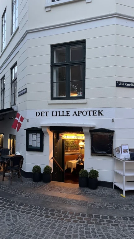 Inngangspartiet til det lille Apotek